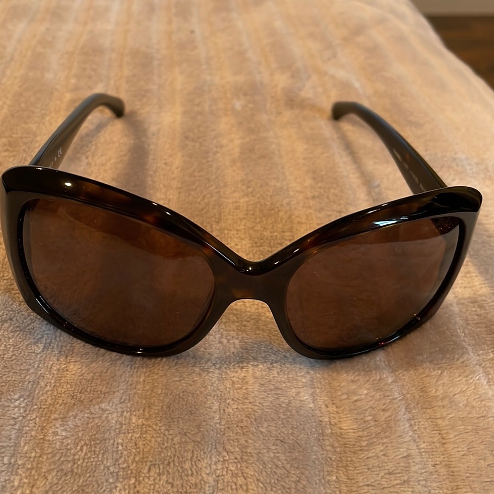 CHANEL oversized sunglasses